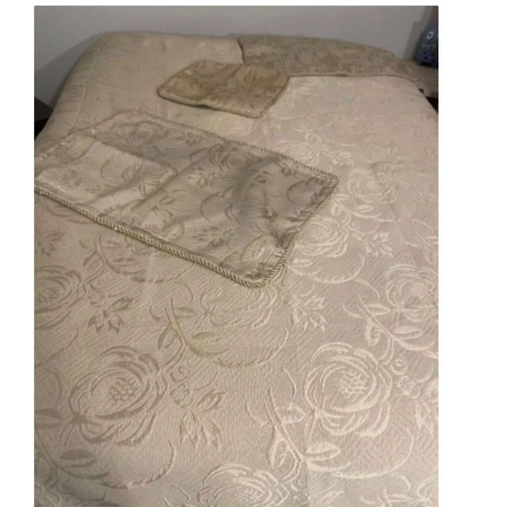 Full/queen coverlette matalasse with 2 shams and throw pillow cover